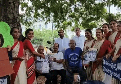 సీడ్ బౌల్స్, పేపర్ బ్యాగులను పంచిన ‘‘శ్రీ సరస్వతీ శిశు మందిర్’’ పాఠశాల